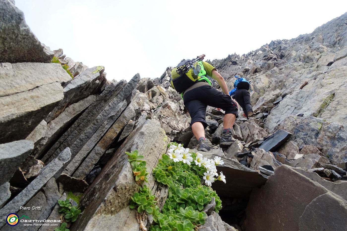 47 In facile arrampicata con uso delle mani.JPG
